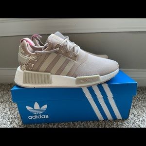 (New with tag) Adidas NMD R1 taupe/pink size 5